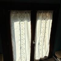 Tende in cotone ricamate fatte da sarta bianche