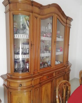credenza in noce con tavolo rotondo allungabile 