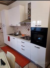 cucina completa con elettrodomestici.