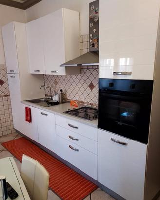 cucina completa con elettrodomestici.