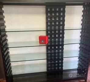 Una libreria legno vetro vintage