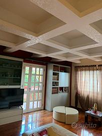 Villa con piscina e giardino in città ampi spazi