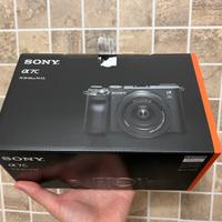 Sony a7c fotocamera full frame con lente 28 60