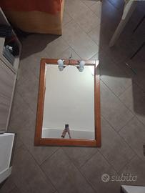 specchio con applique e mobiletto