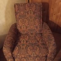 Poltrona comoda con poggiapiedi a scomparsa