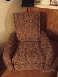 Poltrona comoda con poggiapiedi a scomparsa