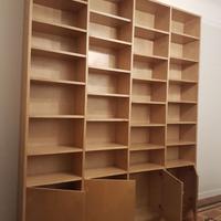 Libreria in legno capiente