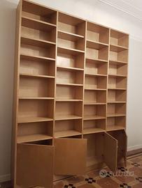 Libreria in legno capiente