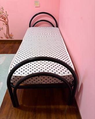 coppia di letto singolo completo di materasso