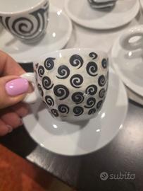 Cinque tazzine illy con piattini, 