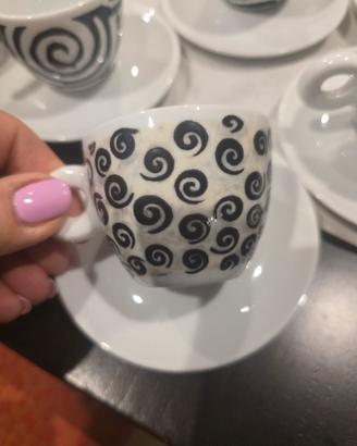 Cinque tazzine illy con piattini, 