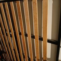 Rete matrimoniale/sedie/pavimento laminato