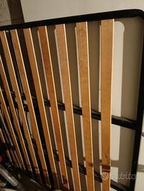 Rete matrimoniale/sedie/pavimento laminato