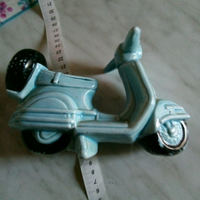 Modellino vespa in ceramica / salvadanaio
