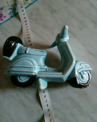 Modellino vespa in ceramica / salvadanaio
