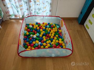 piscina con circa 340 palline 