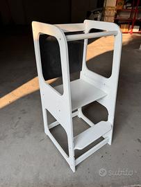 Torre di apprendimento Montessoriana con lavagna