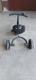 Bel triciclo per bambini in nero