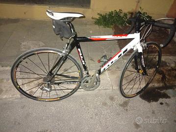 bicicletta da corsa in semi carbonio leggerissima 