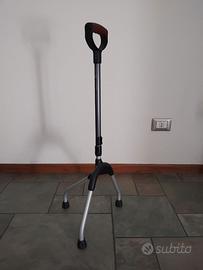 Bastone treppiede per anziani