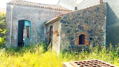 Rustico con terreno edificabile di 1200 mq