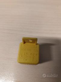 relè automobilistico giallo ITALAMEC da 12V/40A.