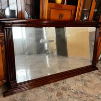 Specchio grande con cornice intagliata in legno
