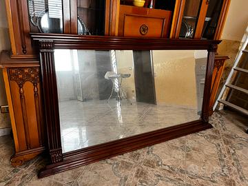 Specchio grande con cornice intagliata in legno