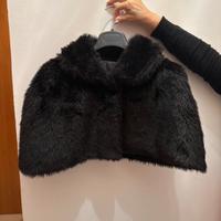 Pelliccia nera a mantellina