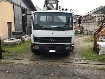 Autocarro con gru Mercedes