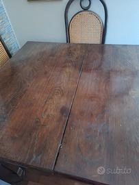 tavolo più sedie.