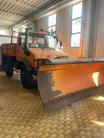 Unimog 1500 con lama targa gialla