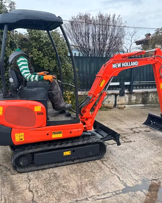 E166 Mini escavatore New Holland 15 q