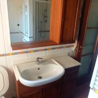 Mobiletto bagno, lavandino e specchiera.