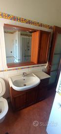 Mobiletto bagno, lavandino e specchiera.