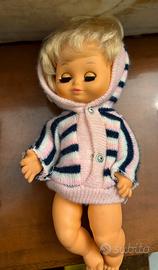 Bambola vintage con vestito