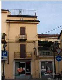 Casa indipendente con negozio