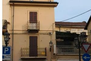 Casa indipendente con negozio