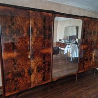 Armadio in legno con specchiera