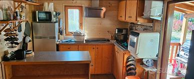 Casetta in legno presso villaggio con piscina