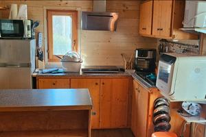 Casetta in legno presso villaggio con piscina