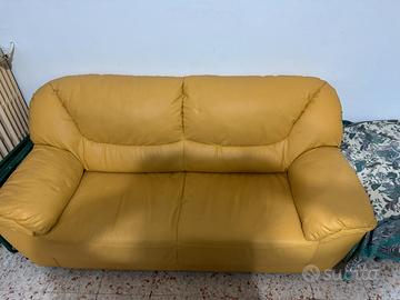 2 Divani color giallo senape- Pari al nuovo