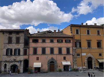 TODI - CENTRO STORICO: ATTICO IN PIAZZA DEL POPOLO