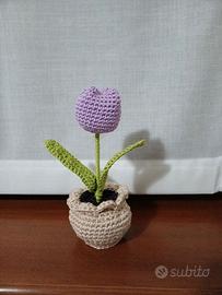 Vasetto con fiore, fatto ad uncinetto