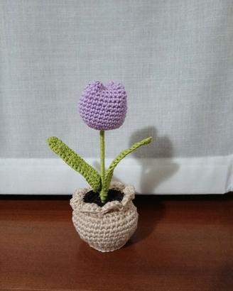 Vasetto con fiore, fatto ad uncinetto