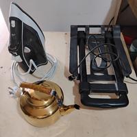  un ferro da stiro un carrellino e un bollitore 