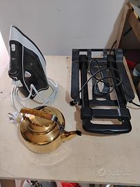  un ferro da stiro un carrellino e un bollitore 