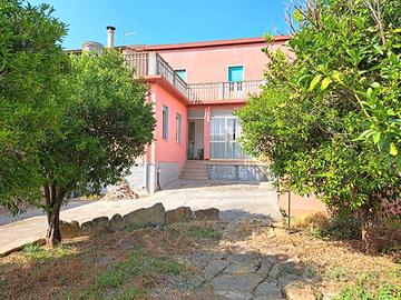 Casa indipendente bilivelli con cortile