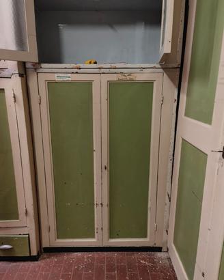 Mobiletto a 2 ante di una farmacia