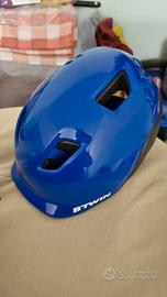 casco e ginocchiere 